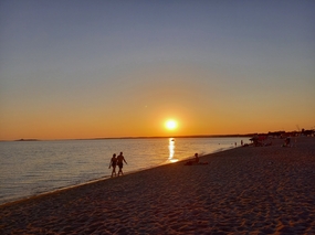夏天撒丁岛黄昏日落人物剪影图片